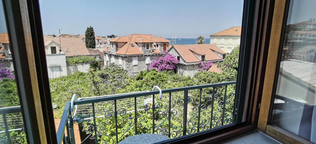 Apartmani Neva Supetar Exterior photo